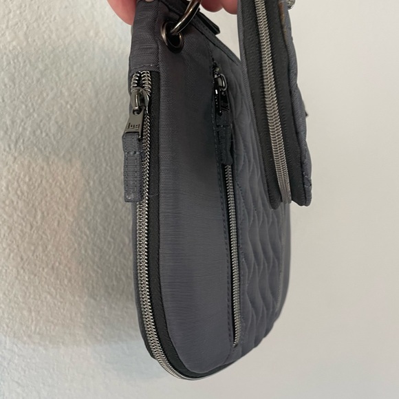 NWOT! Lug Swivel Convertible Crossbody Bag with a Classic Heart Pouch Included! - Picture 7 of 12